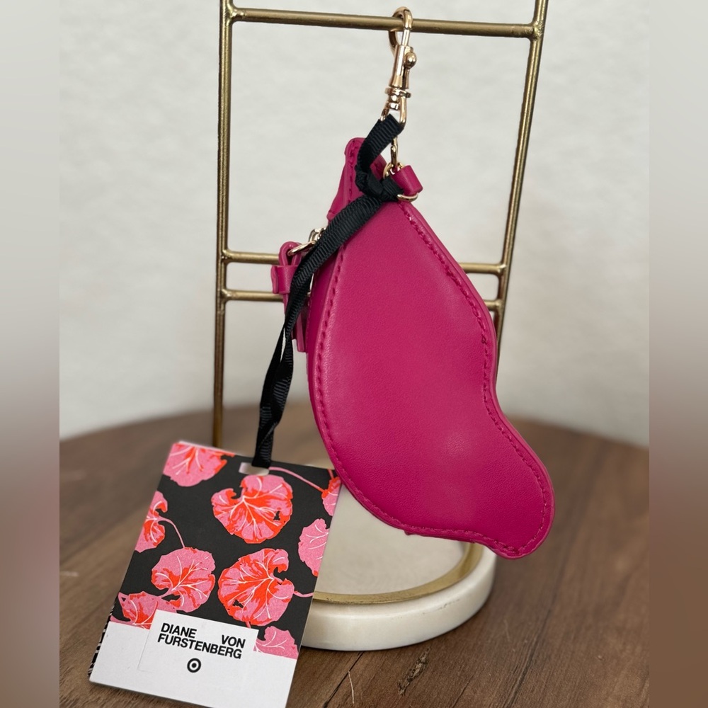 Diane Von Furstenberg Lips coin pouch in hot pink with key chain clip gold - Picture 4 of 7